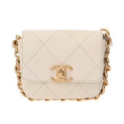 Pre-owned Chanel Matelasse White Leather Shoulder Bag ()