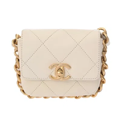Pre-owned Chanel Matelasse White Leather Shoulder Bag ()