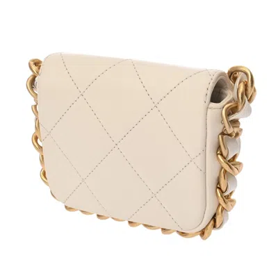 Pre-owned Chanel Matelasse White Leather Shoulder Bag ()