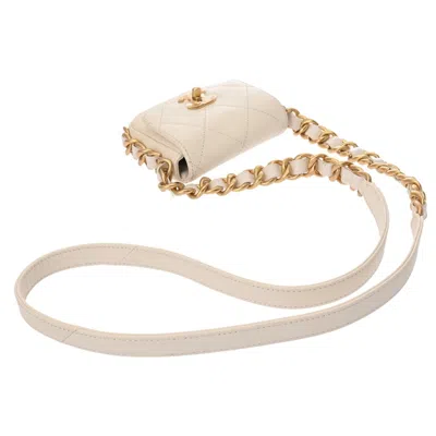 Pre-owned Chanel Matelasse White Leather Shoulder Bag ()