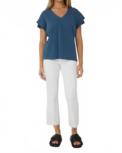 Js71 Tess V-neck Top In Indigo In Blue