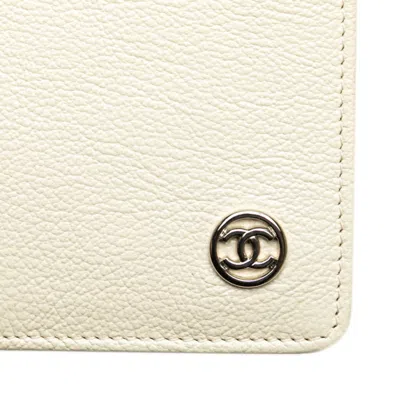 Pre-owned Chanel White Leather Long Wallet (bi-fold) ()