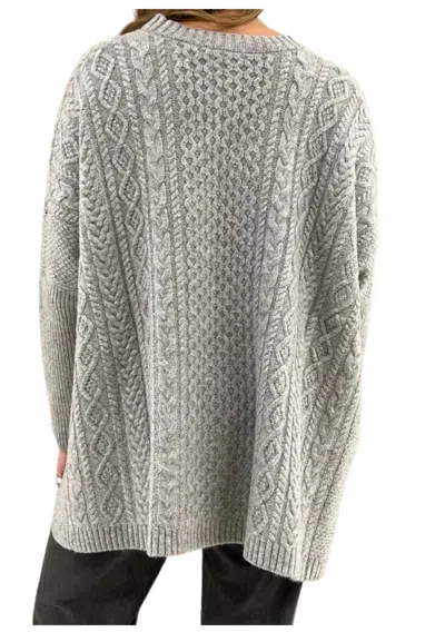 Meimeij Knitting Over Woman  Box In Gray