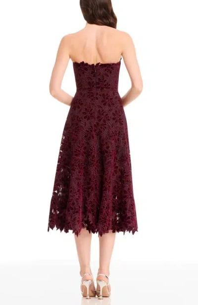 Dress The Population Kailyn Velvet Floral Lace Strapless Cocktail Dress In Burgundy