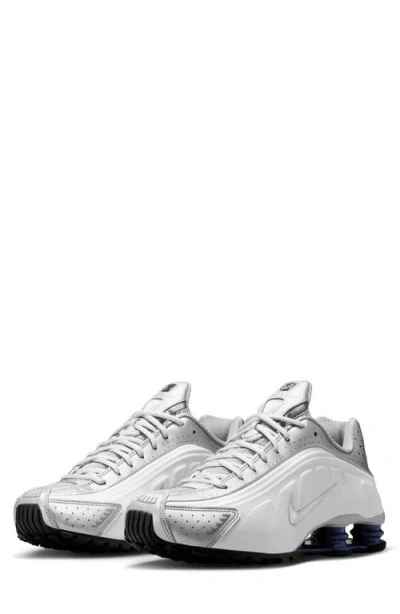 Nike Shox R4 Low-top Trainers In White