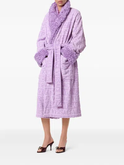 Versace Logo-jacquard Fleece-trimmed Robe In Purple