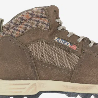Autry Low Top Sneakers With Round Toe And Ridged Sole In Brown