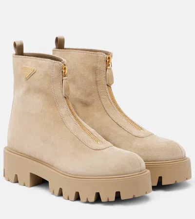 绒面革厚底及踝靴