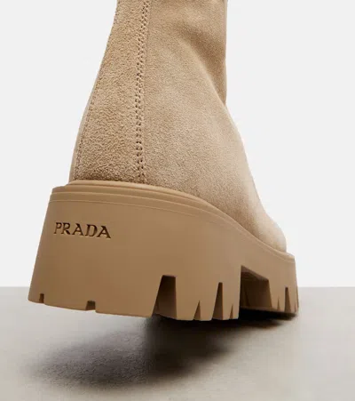 绒面革厚底及踝靴