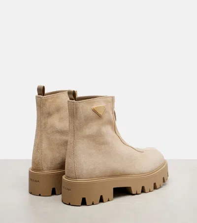 绒面革厚底及踝靴