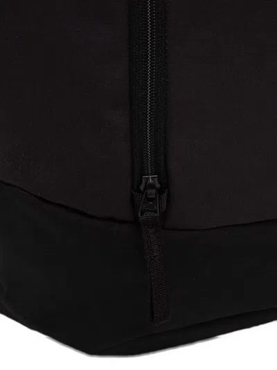 拉链开合双肩包