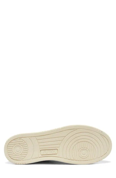 Autry Medalist Low Top Sneaker In Purple