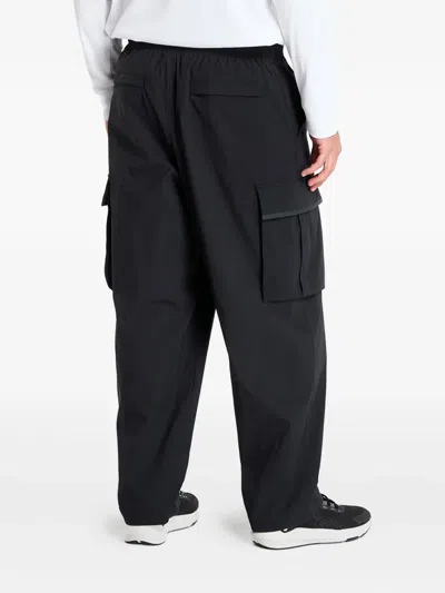 Under Armour Logo-embroidery Cargo-pocket Trousers In Black