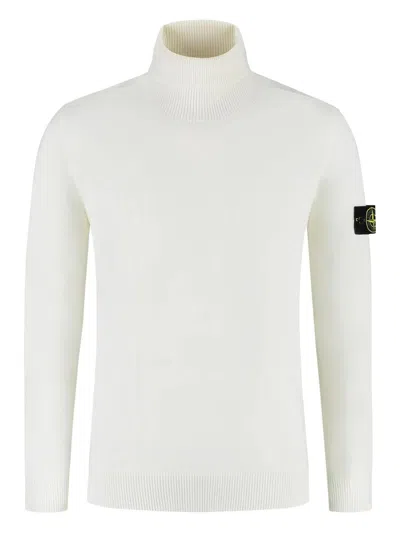 Stone Island Fitted Off-white Turtleneck Sweater With Logo Detail In White