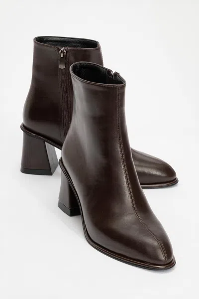 Prologue Shoes Maura Block Heel Boot In Brown