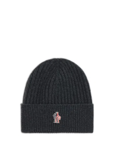 Moncler Ribbed Logo-patch Beanie Hat In Black