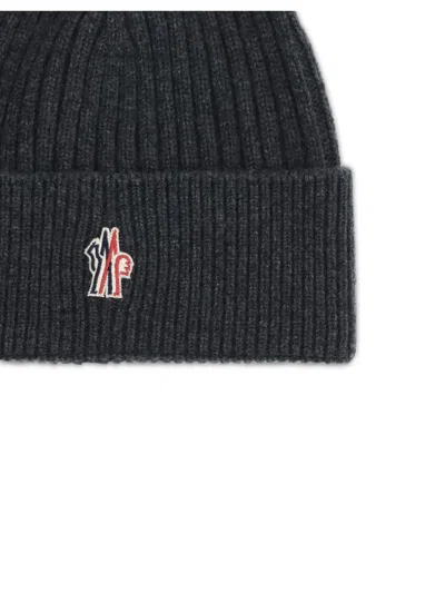 Moncler Ribbed Logo-patch Beanie Hat In Black