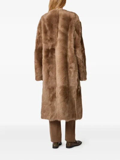 扣环皮毛一体外套