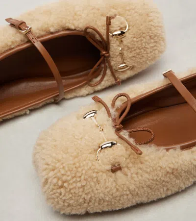 Gucci Horsebit Shearling Ballet Flats In Neutral