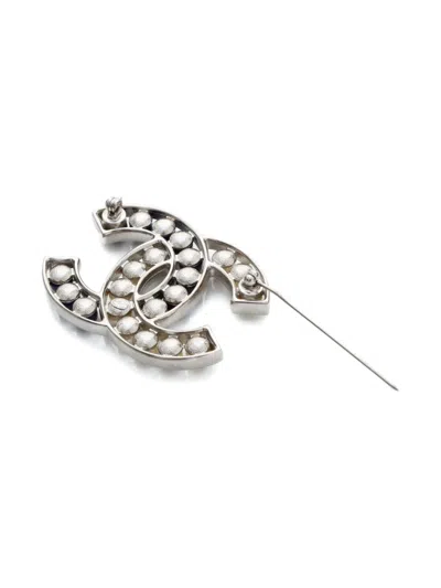 Pre-owned Chanel 2015 Signature Interlocking Cc Logo Brooch In Silver
