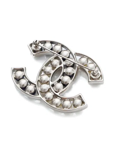 Pre-owned Chanel 2015 Signature Interlocking Cc Logo Brooch In Silver