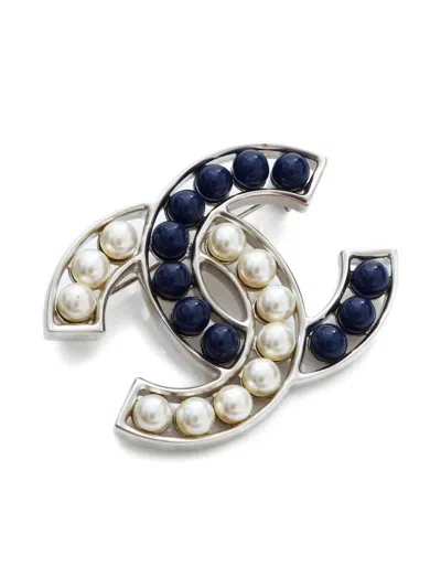 Pre-owned Chanel 2015 Signature Interlocking Cc Logo Brooch In Silver