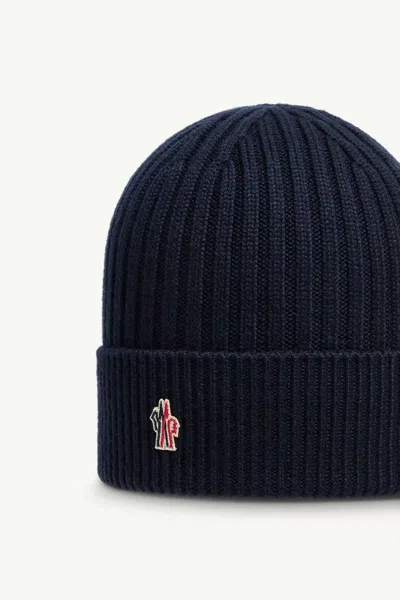 Moncler Grenoble Logo Patch Knitted Beanie In Black