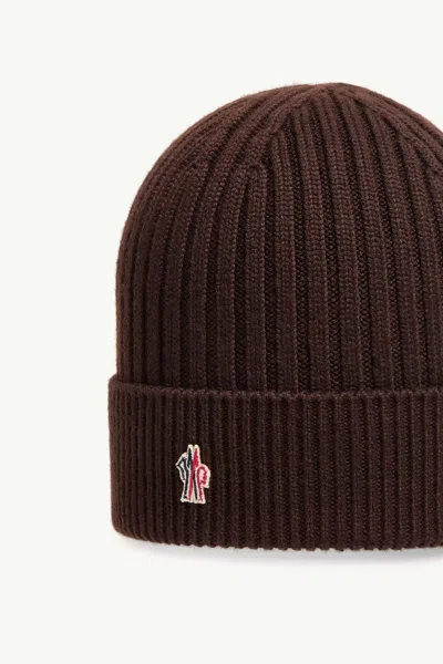 Moncler L Beanie Hat With Logo Patch In Brown