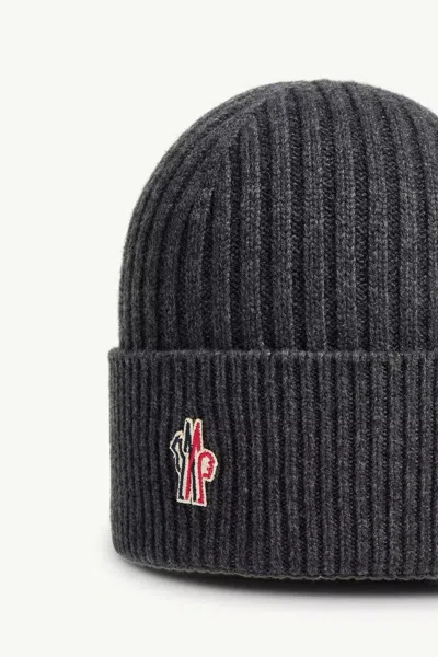 Moncler Grenoble Logo Patch Knitted Beanie In Gray