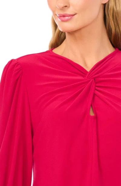 Cece Twist Keyhole Top In Red