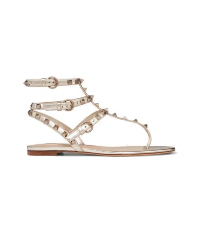 Valentino Garavani Rockstud Thong Sandals In Brown