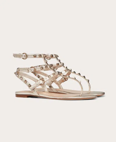 Valentino Garavani Rockstud Thong Sandals In Brown