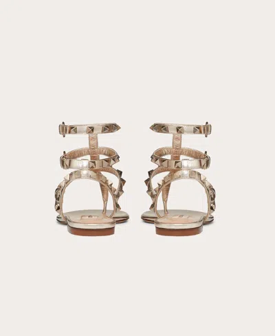 Valentino Garavani Rockstud Thong Sandals In Brown