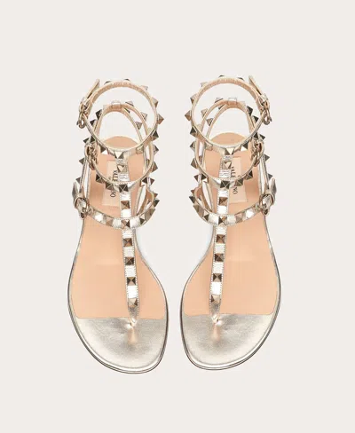 Valentino Garavani Rockstud Thong Sandals In Brown