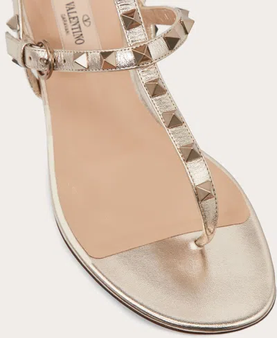 Valentino Garavani Rockstud Thong Sandals In Brown