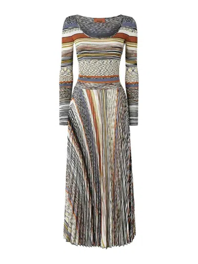 Missoni Langes Kleid Mit Plissiertem Rock Und Streifen In Gray