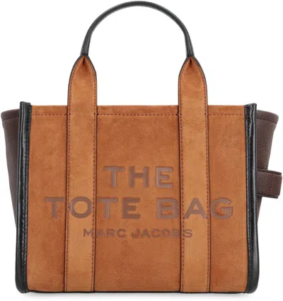 Marc Jacobs La Traduzione Di "the Suede Small Tote Bag" Dall'italiano All'inglese È "the Suede Small In Brown