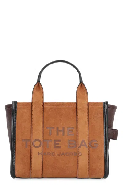 Marc Jacobs La Traduzione Di "the Suede Small Tote Bag" Dall'italiano All'inglese È "the Suede Small In Brown