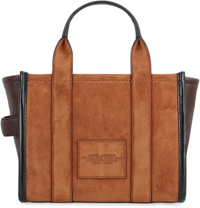 Marc Jacobs La Traduzione Di "the Suede Small Tote Bag" Dall'italiano All'inglese È "the Suede Small In Brown