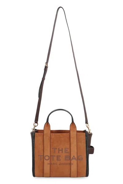 Marc Jacobs La Traduzione Di "the Suede Small Tote Bag" Dall'italiano All'inglese È "the Suede Small In Brown