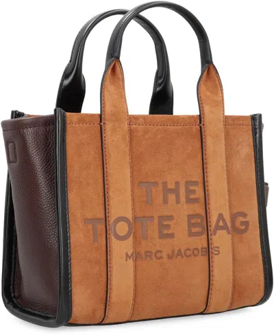 Marc Jacobs La Traduzione Di "the Suede Small Tote Bag" Dall'italiano All'inglese È "the Suede Small In Brown