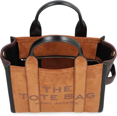 Marc Jacobs La Traduzione Di "the Suede Small Tote Bag" Dall'italiano All'inglese È "the Suede Small In Brown