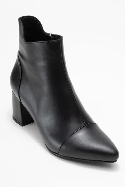 Forever & Always Shoes Gael Leather Block Heel Boot In Black