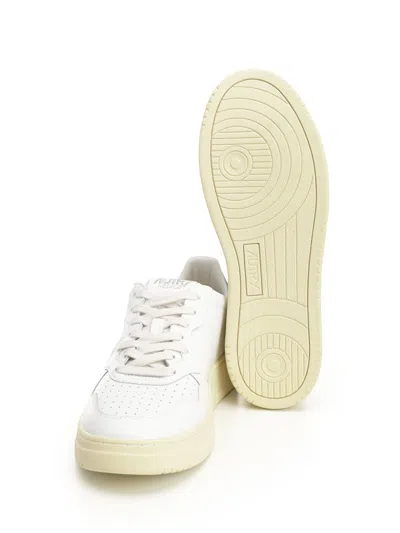 Autry Medalist Low Sneakers Green In White