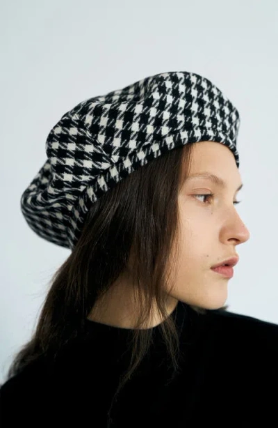 Lost Pattern Houndstooth Beret In Black