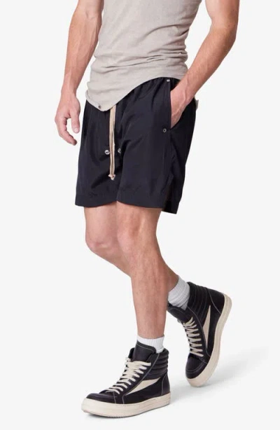 Mnml Lightweight Zippered Shorts In Black