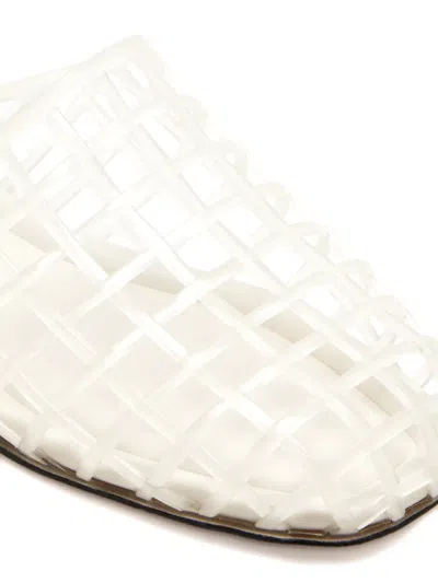 杏仁形笼形平底穆勒鞋