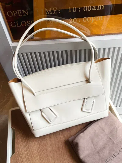 Bottega Veneta Women Pre-loved Bag Very Good Condition In White
