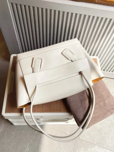 Bottega Veneta Women Pre-loved Bag Very Good Condition In White