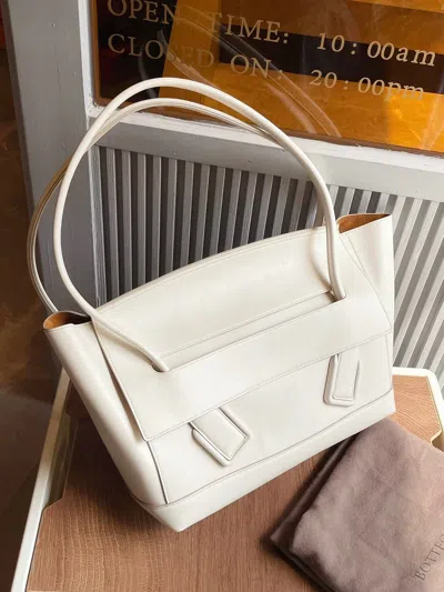 Bottega Veneta Women Pre-loved Bag Very Good Condition In White